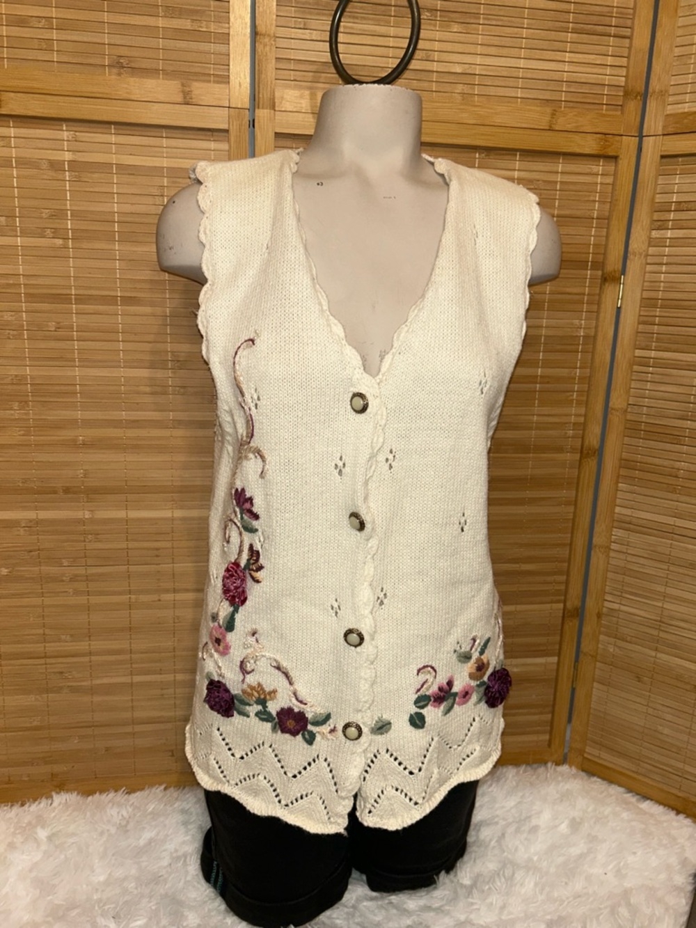 Capacity cream floral button up sweater vest woman’s size large petite cardigan